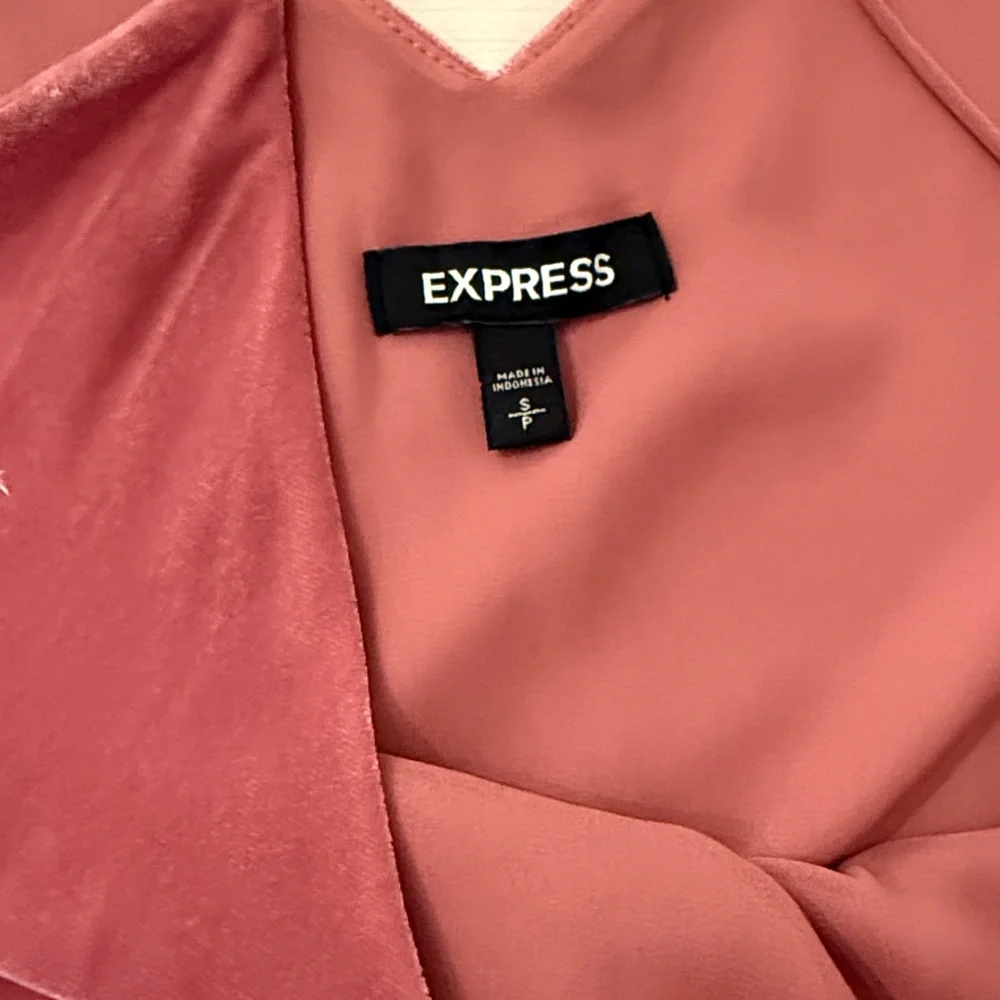 Womens Express tank size small
New never worn
Tags were removed 
Dusty pink - Picture 3 of 4